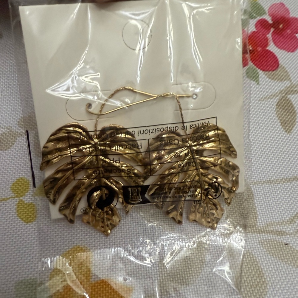 Gold Tropical Leaf Accessories with Detailed Design and Metallic Finish
